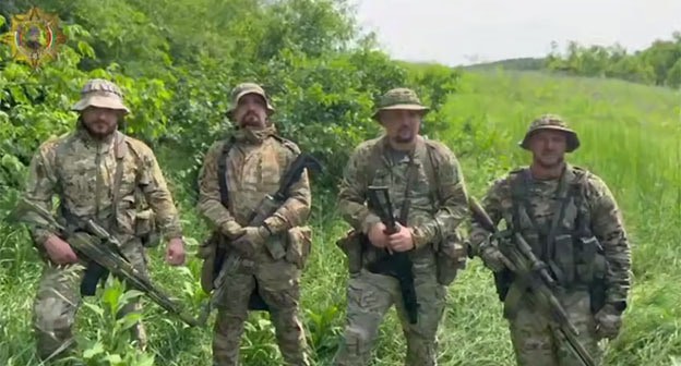 Кадр видео бойцов спецназа "Ахмат". 5 июня 2025 г. Скриншот видео https://t.me/AptiAlaudinovAKHMAT/11189 Кадр видео бойцов спецназа "Ахмат". 5 июня 2025 г. Скриншот видео https://t.me/AptiAlaudinovAKHMAT/11189