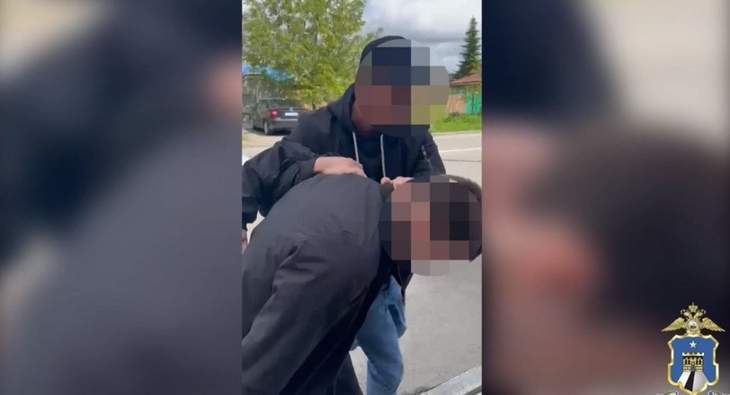 Задержание одного из подозреваемых. Кадр видео ГУ МВД по Ставропольскому краю https://26.мвд.рф/news/item/65758247 Задержание одного из подозреваемых. Кадр видео ГУ МВД по Ставропольскому краю https://26.мвд.рф/news/item/65758247
