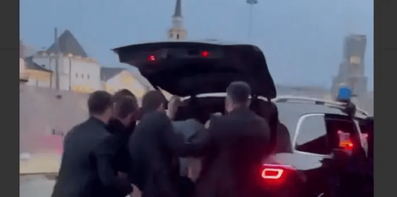 Чеченские силовики кладут Арега Щепихина в багажник. Стоп-кадр видео "Кавказского узла", https://www.youtube.com/shorts/lqkgd7MfIM8 Чеченские силовики кладут Арега Щепихина в багажник. Стоп-кадр видео "Кавказского узла", https://www.youtube.com/shorts/lqkgd7MfIM8