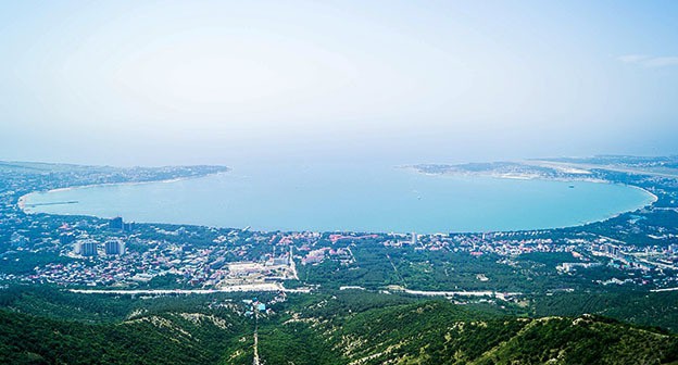 Геленджикская бухта. Фото: Катерина Ровенская. https://ru.wikipedia.org/ Геленджикская бухта. Фото: Катерина Ровенская. https://ru.wikipedia.org/