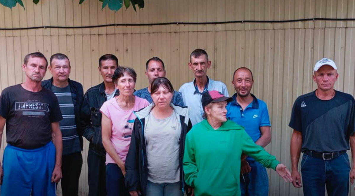 Освобожденные из трудового рабства на Кубани. Скриншот фото движения "Альтернатива" от 12.06.25, https://t.me/alternative_help/2800 Освобожденные из трудового рабства на Кубани. Скриншот фото движения "Альтернатива" от 12.06.25, https://t.me/alternative_help/2800