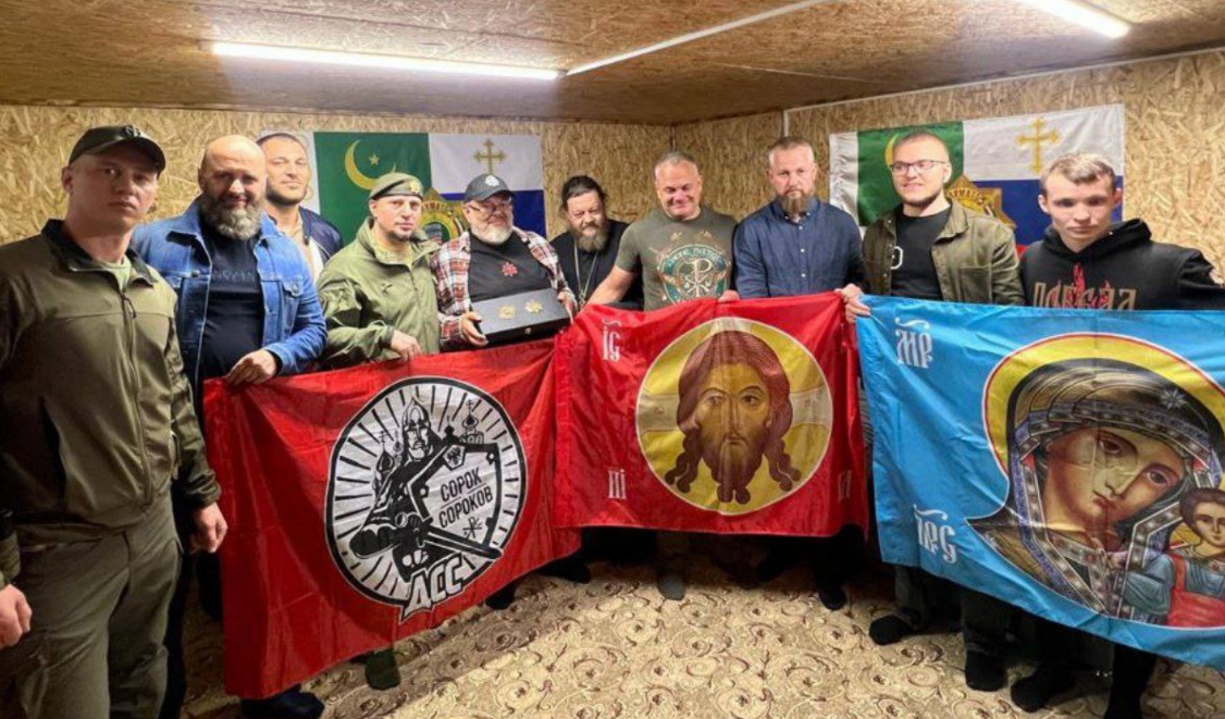 Апти Алаудинов среди представителей движения "Сорок Сороков". Скриншот фото из Telegram-канала "Кормухин" Апти Алаудинов среди представителей движения "Сорок Сороков". Скриншот фото из Telegram-канала "Кормухин"