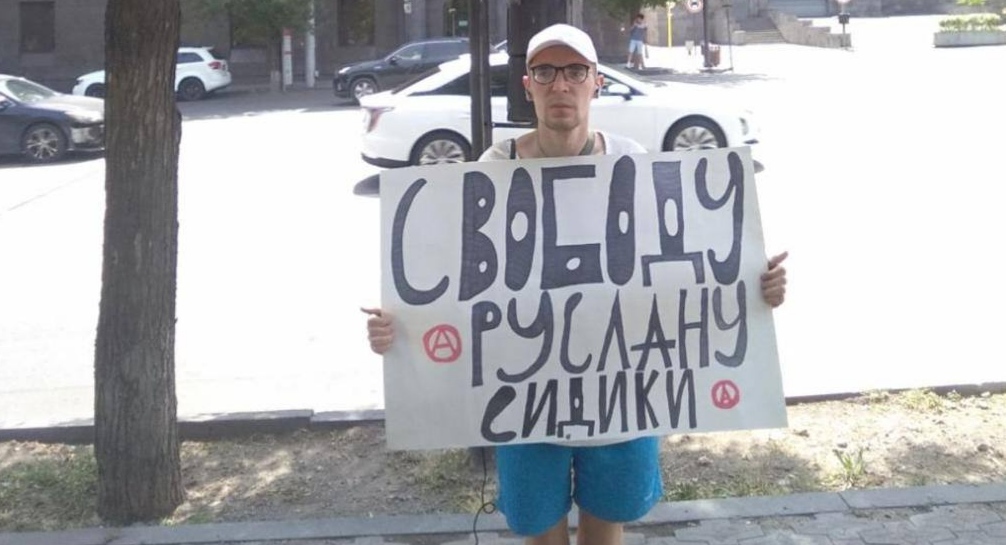 Александр Шерченков на пикете в Ереване. 14 июня 2025 года. Фото: RusNews https://t.me/smirusnews/71560 Александр Шерченков на пикете в Ереване. 14 июня 2025 года. Фото: RusNews https://t.me/smirusnews/71560