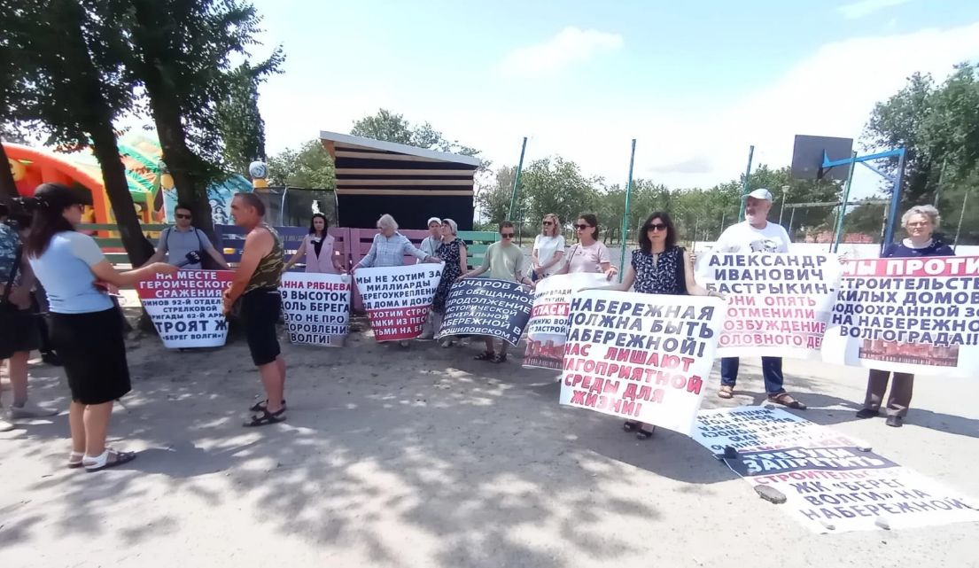 Участники митинга против застройки берега Волги. Фото предоставлено "Кавказскому узлу" участниками акции. Участники митинга против застройки берега Волги. Фото предоставлено "Кавказскому узлу" участниками акции.