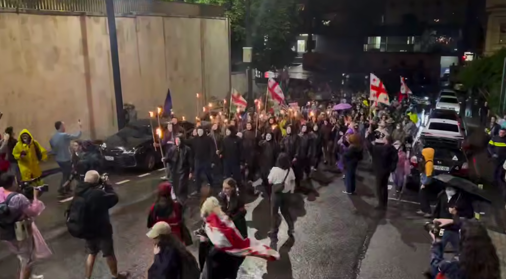 Участники протестного шествия в Тбилиси. Стоп-кадр видео Tbilisi Life от 15.06.25, https://t.me/Tbilisi_life/40235 Участники протестного шествия в Тбилиси. Стоп-кадр видео Tbilisi Life от 15.06.25, https://t.me/Tbilisi_life/40235