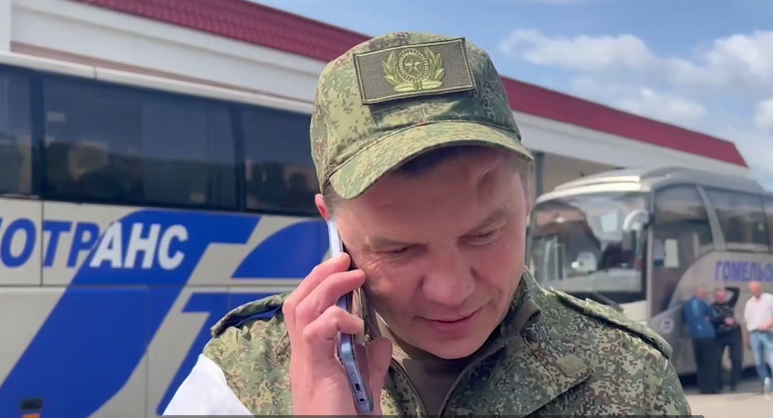 Вернувшийся из плена боец звонит родным. Стоп-кадр видео Минобороны России от 14.06.25, https://t.me/mod_russia/53761 Вернувшийся из плена боец звонит родным. Стоп-кадр видео Минобороны России от 14.06.25, https://t.me/mod_russia/53761