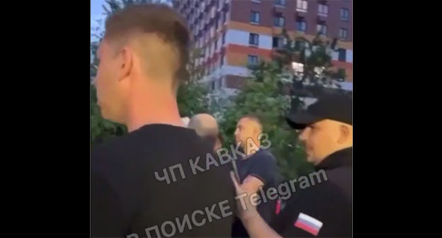 Кадр видео жителей Люблино в Москве. 19 июня 2025 г. Скриншот видео https://t.me/chp_kavkaz/23733 Кадр видео жителей Люблино в Москве. 19 июня 2025 г. Скриншот видео https://t.me/chp_kavkaz/23733
