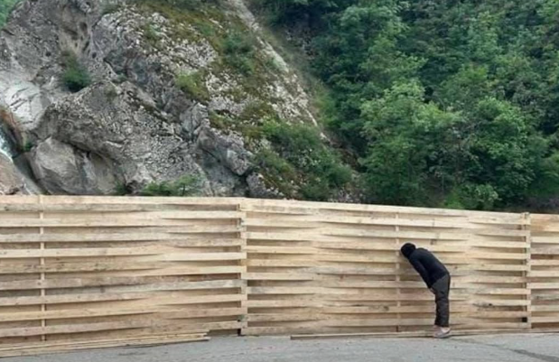 Забор у Ханагского водопада. Скриншот https://www.instagram.com/p/DLHtpmjI5P5/ от 20.06.25 (деятельность компании Meta, владеющей соцсетью, запрещена в России). Забор у Ханагского водопада. Скриншот https://www.instagram.com/p/DLHtpmjI5P5/ от 20.06.25 (деятельность компании Meta, владеющей соцсетью, запрещена в России).