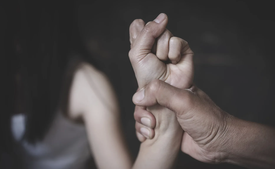 Мужчина держит руку женщины. Скриншот фото с сайта https://nso.gov.mt/crime/domestic-violence-2023/. Мужчина держит руку женщины. Скриншот фото с сайта https://nso.gov.mt/crime/domestic-violence-2023/.