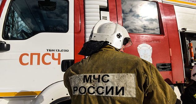 Сотрудник МЧС. Фото Елены Синеок, "Юга.ру" Сотрудник МЧС. Фото Елены Синеок, "Юга.ру"