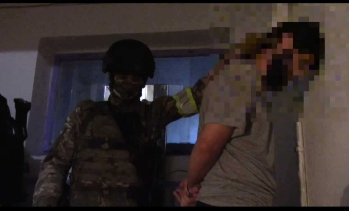 Задержание одного из обвиняемых по делу о "шариатских патрулях" в Тырныаузе. Стоп-кадр видео МВД по КБР. Задержание одного из обвиняемых по делу о "шариатских патрулях" в Тырныаузе. Стоп-кадр видео МВД по КБР.