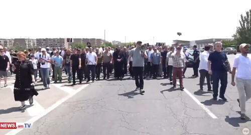 Участники шествия. Ереван, 22 июня 2025 года. Кадр видео News.am https://www.youtube.com/watch?v=24kF8PsnDT8