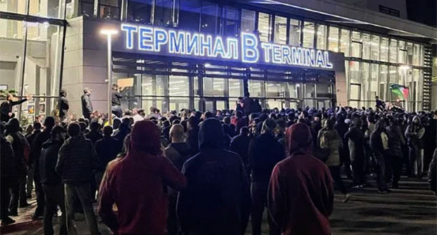 Беспорядки в Махачкале. 29 октября 2025 г. Скриншот видео https://www.instagram.com/p/DHifkNcATXF/ принадлежит компании Meta деятельность которой запрещена в России Беспорядки в Махачкале. 29 октября 2025 г. Скриншот видео https://www.instagram.com/p/DHifkNcATXF/ принадлежит компании Meta деятельность которой запрещена в России