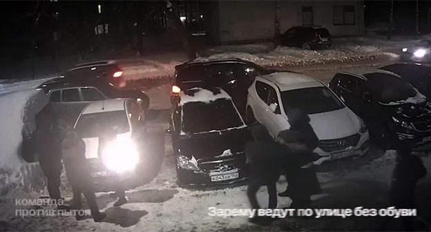 Зарему Мусаеву ведут к машине без обуви. Скриншот видео https://t.me/no_torture/3642 Зарему Мусаеву ведут к машине без обуви. Скриншот видео https://t.me/no_torture/3642