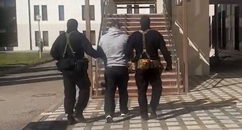 Задержание одного из подозреваемыз в причастности к нападению на псковских десантников в Чечне. Фото: ГСУ СКР по СКФО Задержание одного из подозреваемыз в причастности к нападению на псковских десантников в Чечне. Фото: ГСУ СКР по СКФО