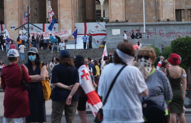Протестующие у здания парламента Грузии. Скриншот фото Publika от 28.06.25, https://www.facebook.com/photo?fbid=1483316259734586&set=a.715406393192247 (деятельность компании Meta, владеющей соцсетью, запрещена в России). Протестующие у здания парламента Грузии. Скриншот фото Publika от 28.06.25, https://www.facebook.com/photo?fbid=1483316259734586&set=a.715406393192247 (деятельность компании Meta, владеющей соцсетью, запрещена в России).