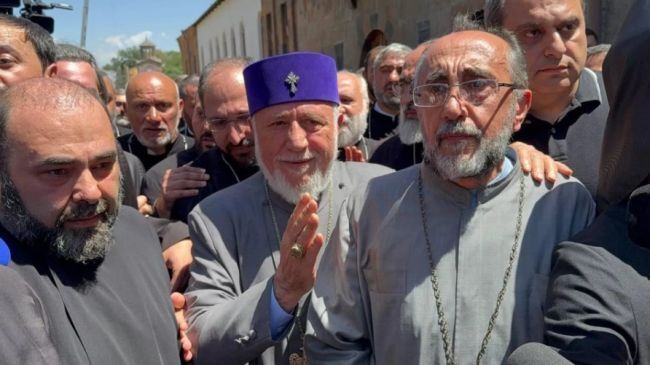 Гарегин II и Микаэл Аджапахян (слева). Фото: SputnikARM / Telegram Гарегин II и Микаэл Аджапахян (слева). Фото: SputnikARM / Telegram