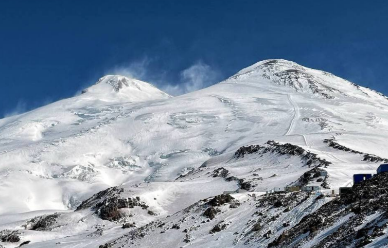 Эльбрус. Скриншот фото от 29.06.25 из Telegram-канала курорта, https://t.me/elbrusresort/7588. Эльбрус. Скриншот фото от 29.06.25 из Telegram-канала курорта, https://t.me/elbrusresort/7588.