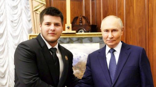 27 июня 2025 года старшая сестра Адама Кадырова Айшат сообщила в соцсетях о его свадьбе с односельчанкой по имени Медни. На следующий день Рамзан Кадыров в своем поблагодарил Владимира Путина за то, что он лично поздравил его сына Адама "со вступлением в семейную жизнь". Встреча состоялась накануне свадьбы https://t.me/RKadyrov_95/5808.
Адам Кадыров с Владимиром Путиным. Скриншот фото из Telegram-канала Рамзана Кадырова от 28.06.25, https://t.me/RKadyrov_95/5808
