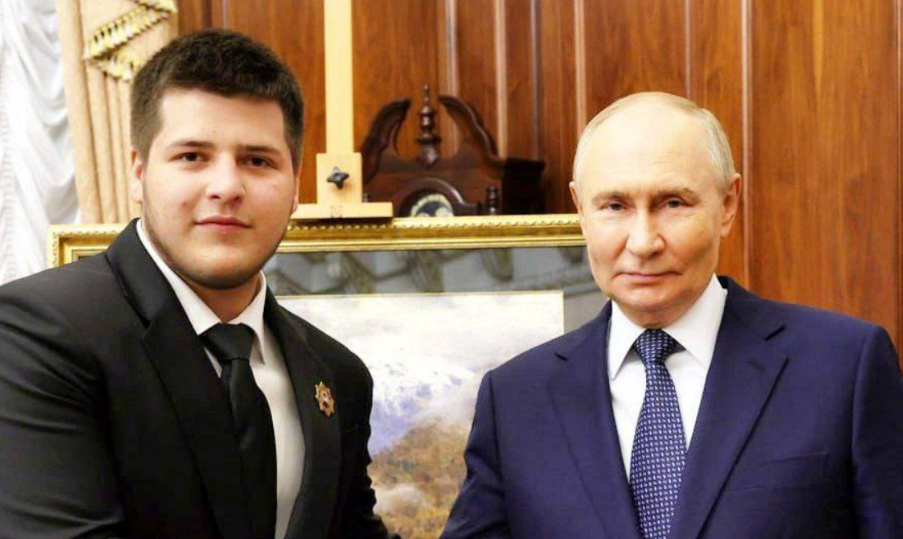 Адам Кадыров (слева) с Владимиром Путиным. Скриншот фото из Telegram-канала Рамзана Кадырова от 28.06.25, https://t.me/RKadyrov_95/5808 Адам Кадыров (слева) с Владимиром Путиным. Скриншот фото из Telegram-канала Рамзана Кадырова от 28.06.25, https://t.me/RKadyrov_95/5808