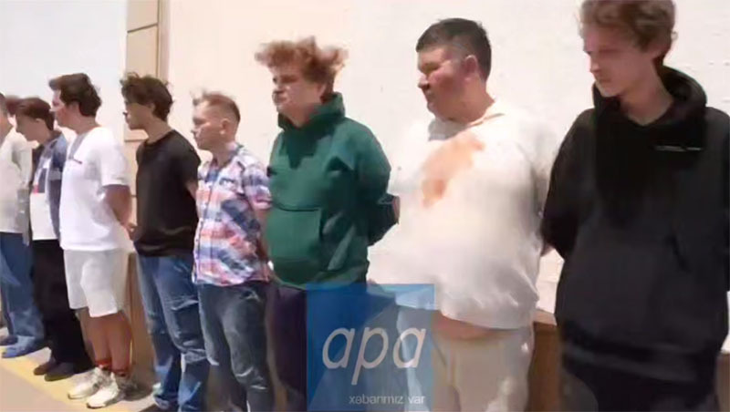 Кадр видео задержанных в Азербайджане россиян. 1 июля 2025 г. Скриншот видео https://t.me/apa_az/100157 Кадр видео задержанных в Азербайджане россиян. 1 июля 2025 г. Скриншот видео https://t.me/apa_az/100157