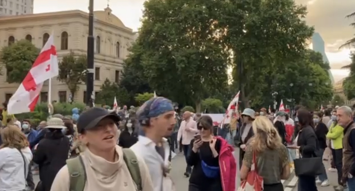 Протестующие на проспекте Руставели 3 июля 2025 года. Кадр видео Tbilisi life / Telegram