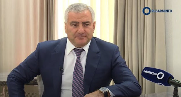 Самвел Карапетян. Скриншот видео https://www.youtube.com/watch?v=a_0GTsIoLv4 Самвел Карапетян. Скриншот видео https://www.youtube.com/watch?v=a_0GTsIoLv4