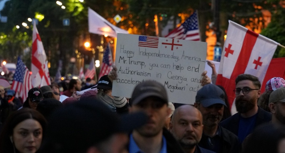 Участники марша на проспекте Руставели 4 июля. Фото: Nini Kikvadze / Publika Участники марша на проспекте Руставели 4 июля. Фото: Nini Kikvadze / Publika
