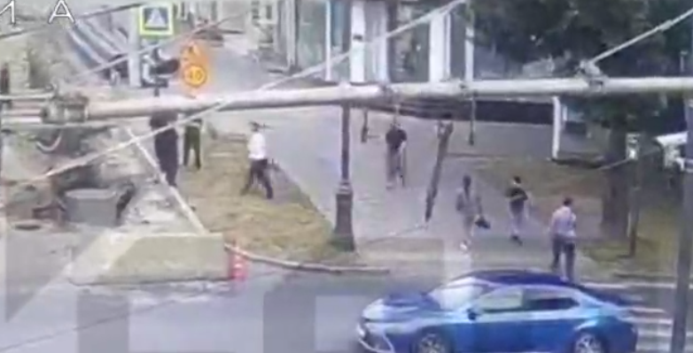 Момент перед нападением. Стоп-кадр видео "Сапа Кавказ" от 05.07.25, https://t.me/sapakavkaz/4839. Момент перед нападением. Стоп-кадр видео "Сапа Кавказ" от 05.07.25, https://t.me/sapakavkaz/4839.