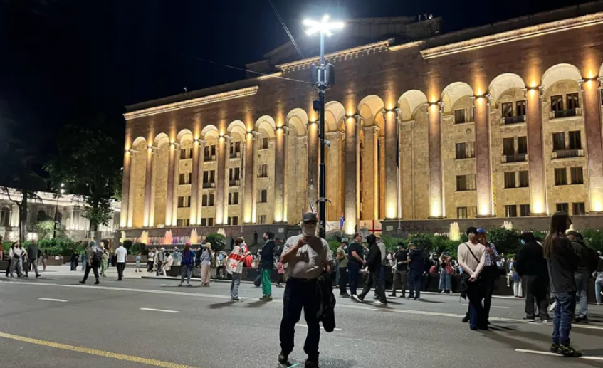Акция протеста у парламента Грузии. Скриншот фото "Интерпрессньюс" от 06.07.25, https://www.interpressnews.ge/ka/article/843171-parlamenttan-saprotesto-akciaze-ikribebian Акция протеста у парламента Грузии. Скриншот фото "Интерпрессньюс" от 06.07.25, https://www.interpressnews.ge/ka/article/843171-parlamenttan-saprotesto-akciaze-ikribebian