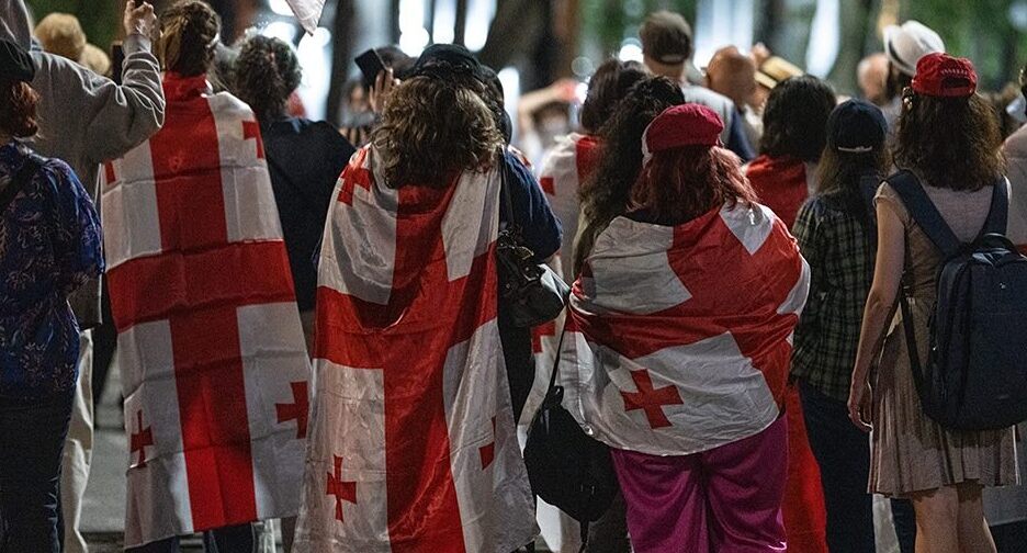 Протестующие в Тбилиси, 7 июля 2025 года. Фото: Мариам Кавшбая / Publika Протестующие в Тбилиси, 7 июля 2025 года. Фото: Мариам Кавшбая / Publika