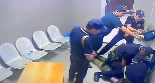Кадр видео избиения Ахмеда Джабраилова в отделе полиции в Махачкале. Скриншот видео/Телеграм-канал "Шамиль Хадулаев" Кадр видео избиения Ахмеда Джабраилова в отделе полиции в Махачкале. Скриншот видео/Телеграм-канал "Шамиль Хадулаев"