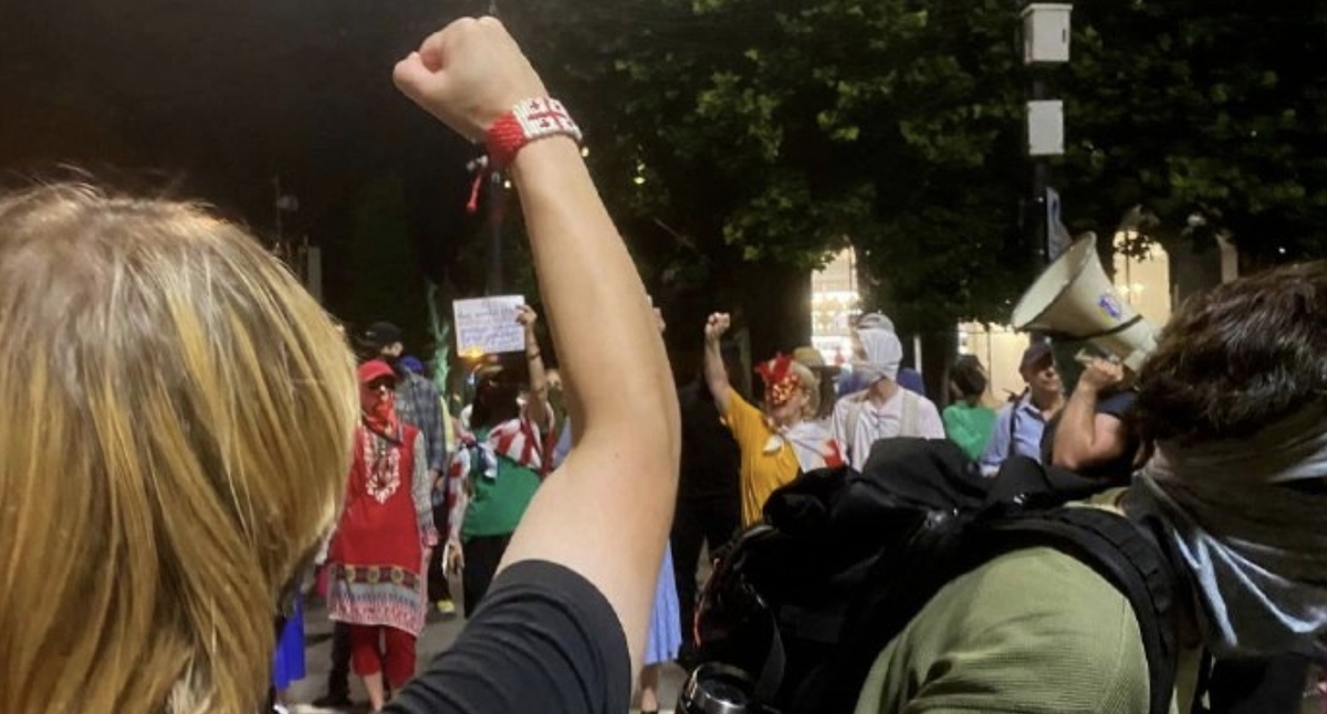 Протестующие на проспекте Руставели. Скриншот публикации JAMnews / Telegram Протестующие на проспекте Руставели. Скриншот публикации JAMnews / Telegram
