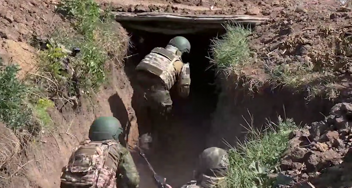Российские бойцы. Кадр видео Минобороны России от 21.06.25, https://t.me/mod_russia/53966 Российские бойцы. Кадр видео Минобороны России от 21.06.25, https://t.me/mod_russia/53966