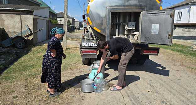 Подвоз воды жителям сел. 11 июля 2025 г. Фото: https://t.me/dagrayonmag/26785 Подвоз воды жителям сел. 11 июля 2025 г. Фото: https://t.me/dagrayonmag/26785