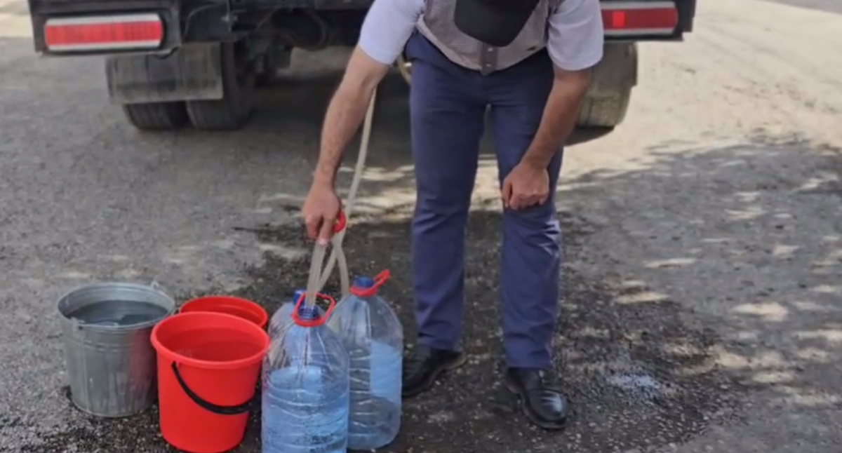 Сельчанин набирает привозную воду в селе Гапцах. Кадр видео администрации Магарамкентского района. Сельчанин набирает привозную воду в селе Гапцах. Кадр видео администрации Магарамкентского района.