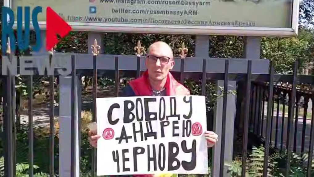 Александр Шерченков на пикете. Стоп-кадр видео RusNews от 12.07.25, https://t.me/rusnews/72617. Александр Шерченков на пикете. Стоп-кадр видео RusNews от 12.07.25, https://t.me/rusnews/72617.