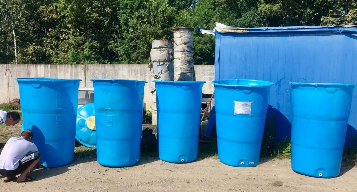 Емкости для раздачи воды в Горячем Ключе. Фото из телеграм-канала Сергея Белопольского https://t.me/sergey_belopolskyi/7378 Емкости для раздачи воды в Горячем Ключе. Фото из телеграм-канала Сергея Белопольского https://t.me/sergey_belopolskyi/7378