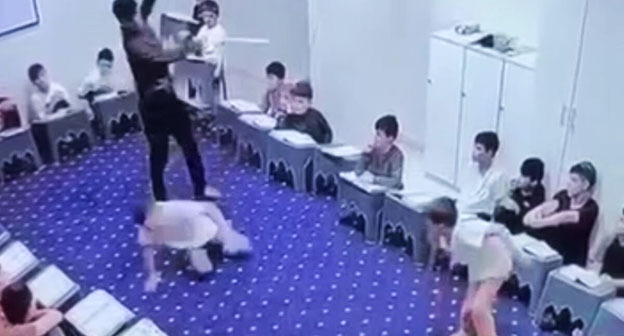 Избиение учеников школы хафизов в Чечне. 14 июля 2025 г. Скриншот видео https://www.gazeta.ru/social/news/2025/07/14/26263646.shtml Избиение учеников школы хафизов в Чечне. 14 июля 2025 г. Скриншот видео https://www.gazeta.ru/social/news/2025/07/14/26263646.shtml