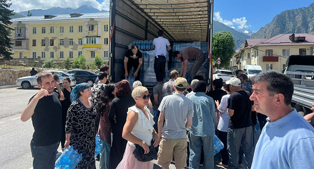 Раздача питьевой воды жителям Тырныауза. 22 июля 2025 г. Фото: https://t.me/tyrnyauzadmin/1341 Раздача питьевой воды жителям Тырныауза. 22 июля 2025 г. Фото: https://t.me/tyrnyauzadmin/1341