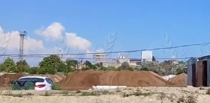 Песок с мазутом в Воскресенском. Стоп-кадр видео Kub_mash от 23.07.25, https://t.me/kub_mash/9680/ Песок с мазутом в Воскресенском. Стоп-кадр видео Kub_mash от 23.07.25, https://t.me/kub_mash/9680/