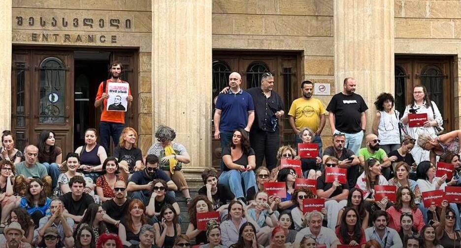 Группа поддержки Ахобадзе у суда. Фото: NEWS.On.ge. Группа поддержки Ахобадзе у суда. Фото: NEWS.On.ge.