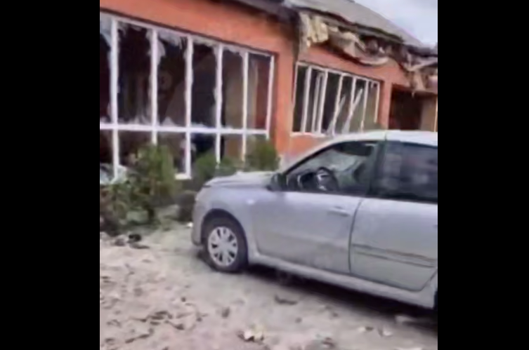 Дом в Нижних Ачалуках пострадал после падения БПЛА. Стоп-кадр видео "Фортанга" от 26.07.25, https://t.me/fortangaorg/20178. Дом в Нижних Ачалуках пострадал после падения БПЛА. Стоп-кадр видео "Фортанга" от 26.07.25, https://t.me/fortangaorg/20178.
