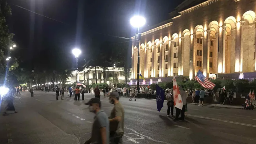 Протестующие у парламента Грузии. Скриншот фото "Интерпрессньюс" от 26.07.25, https://www.interpressnews.ge/ka/article/844833-parlamenttan-saprotesto-akcia-ganaxlda-mokalakeebma-rustavelis-gamziri-gadaketes Протестующие у парламента Грузии. Скриншот фото "Интерпрессньюс" от 26.07.25, https://www.interpressnews.ge/ka/article/844833-parlamenttan-saprotesto-akcia-ganaxlda-mokalakeebma-rustavelis-gamziri-gadaketes