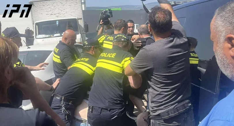 Задержание людей на месте выселения жильцов дома по улице Твалчрелидзе. Тбилиси, 24 июля 2025 года. Фото: "Интерпрессньюс" https://www.interpressnews.ge/ru/article/169846-na-ulitse-tvalchrelidze-gde-idet-protsess-vyseleniia-zaderzhano-neskolko-lits Задержание людей на месте выселения жильцов дома по улице Твалчрелидзе. Тбилиси, 24 июля 2025 года. Фото: "Интерпрессньюс" https://www.interpressnews.ge/ru/article/169846-na-ulitse-tvalchrelidze-gde-idet-protsess-vyseleniia-zaderzhano-neskolko-lits