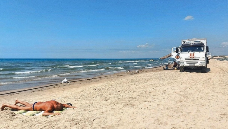 Отдыхающий на пляже Джемете. Фото Екатерины Железновой, 93.ru, https://93.ru/text/summer/2025/07/22/75755366/ Отдыхающий на пляже Джемете. Фото Екатерины Железновой, 93.ru, https://93.ru/text/summer/2025/07/22/75755366/