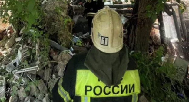Сотрудники МЧС на месте обрушившегося дома в Астрахани. 28 июля 2025 г. Скриншот видео МЧС России Сотрудники МЧС на месте обрушившегося дома в Астрахани. 28 июля 2025 г. Скриншот видео МЧС России