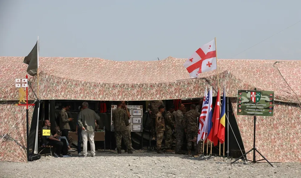 Военнослужащие грузинской армии проводят инструктаж для военнослужащих США и стран-партнеров на учебном полигоне Крцаниси, 28 июля 2025 года. Фото: сержант Кэмерон Бойд, пресс-служба Национальной гвардия армии США.
Военнослужащие грузинской армии проводят инструктаж для военнослужащих США и стран-партнеров на учебном полигоне Крцаниси, 28 июля 2025 года. Фото: сержант Кэмерон Бойд, пресс-служба Национальной гвардия армии США.