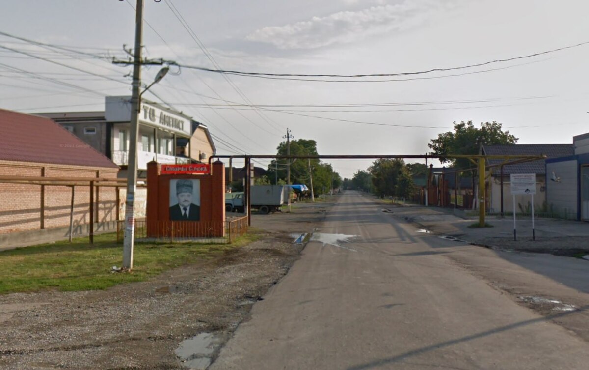 Стендс портретом Ахмата Кадырова в Старой Сунже. Скриншот публикации оппозиционного Telegram-канала Стендс портретом Ахмата Кадырова в Старой Сунже. Скриншот публикации оппозиционного Telegram-канала