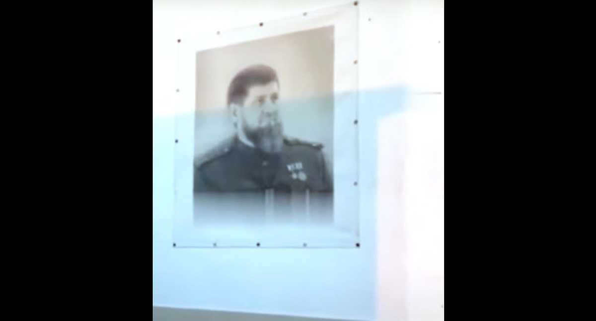 Портрет Кадырова среди героев ВОВ в Севастополе. Скриншот из видео: https://www.youtube.com/watch?v=GTgnpmJquCo Портрет Кадырова среди героев ВОВ в Севастополе. Скриншот из видео: https://www.youtube.com/watch?v=GTgnpmJquCo